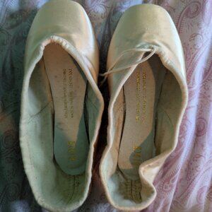 Brand new Block Axiom Strong pointe shoes